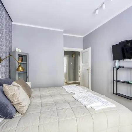 W Kamienicy Na żurawiej *